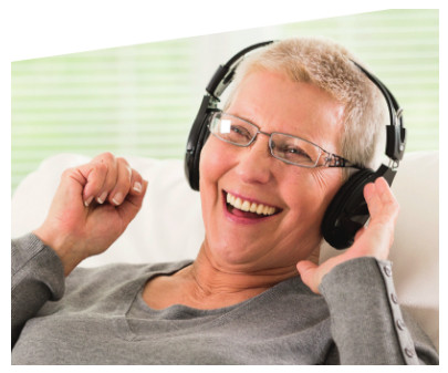 Lachende ältere Frau mit Brille und schwarzem Kopfhörer