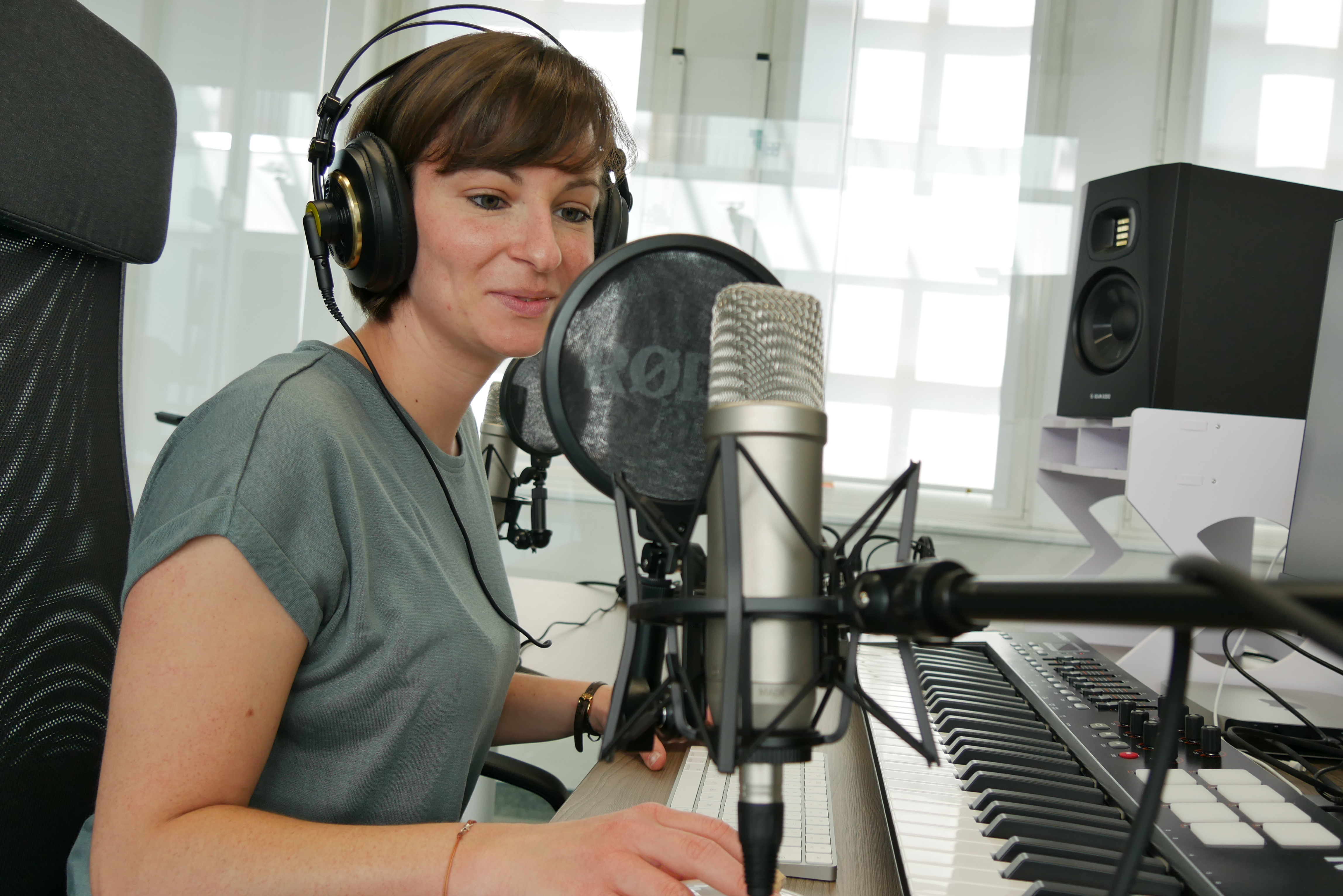 Frau spricht im Audiostudio