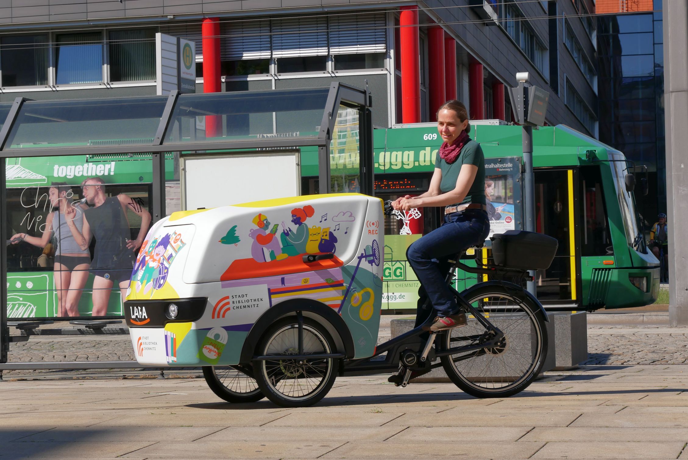 Lara bei der ersten Fahrt auf dem TIETZ Vorplatz