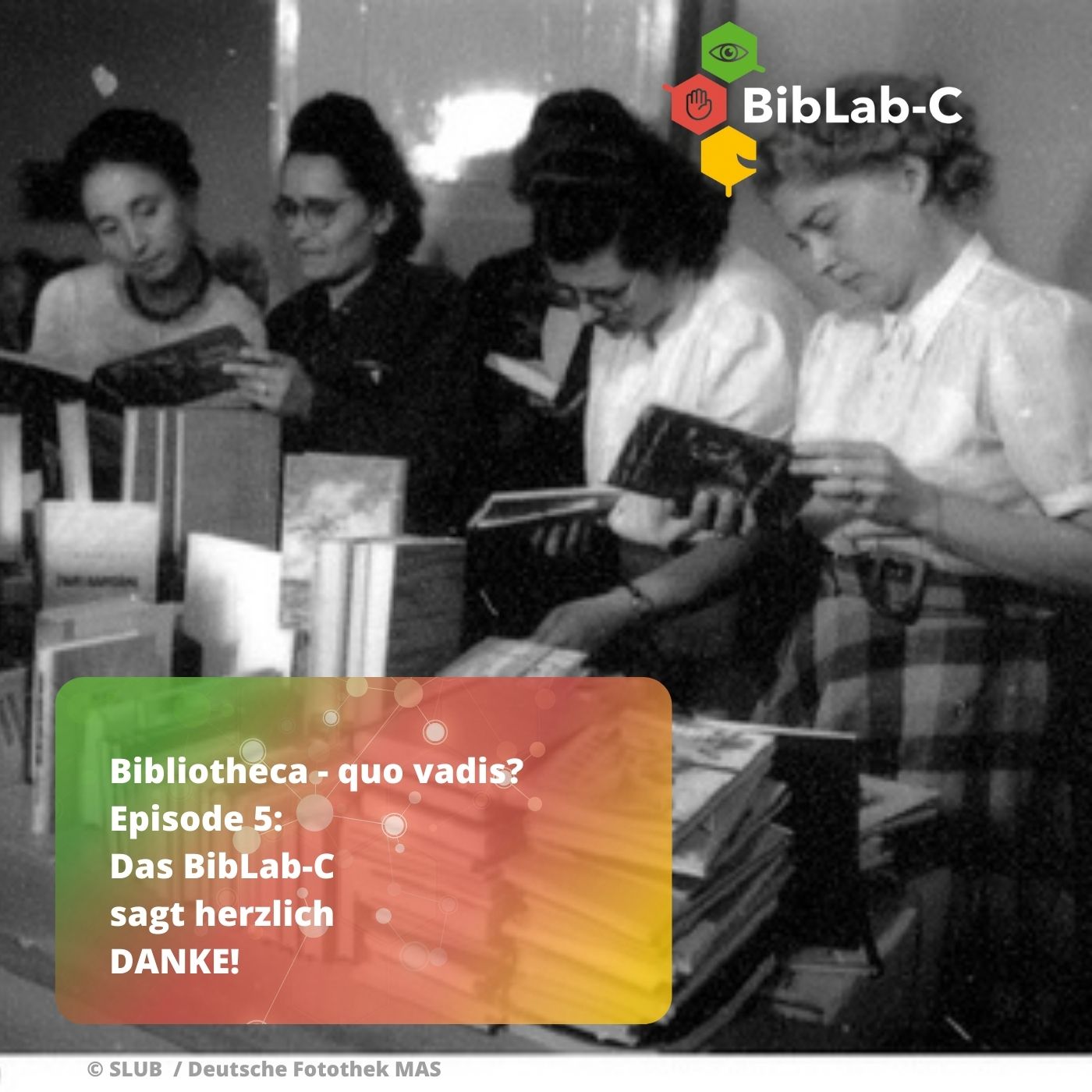 Archivbild in schwarz weiß, 5 Frauen schauen in Bücher