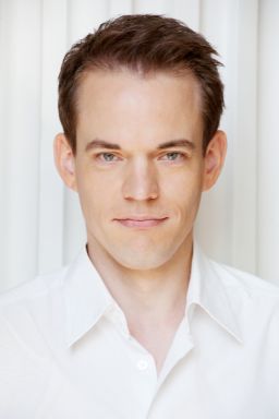 Portrait-Foto des Autors Arno Lücker, er trägt ein weißes Hemd